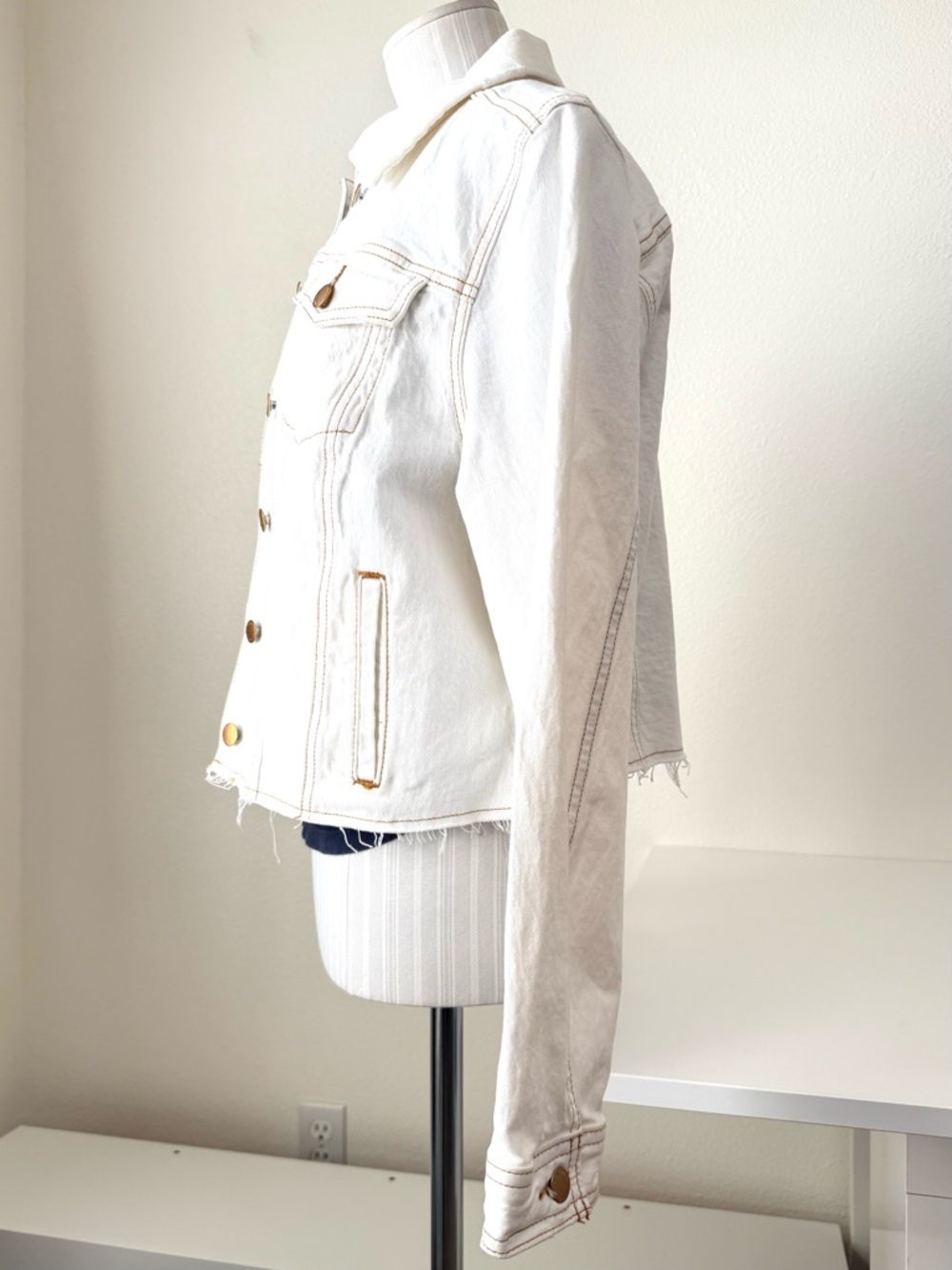 Universal Thread Goods Co. Off White Raw Hem Cropped Denim Jacket - Size M EUC - Picture 3 of 14